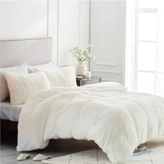 Photo 1 of Bedsure white faux fur duvet cover set- UNKNOWN SIZE