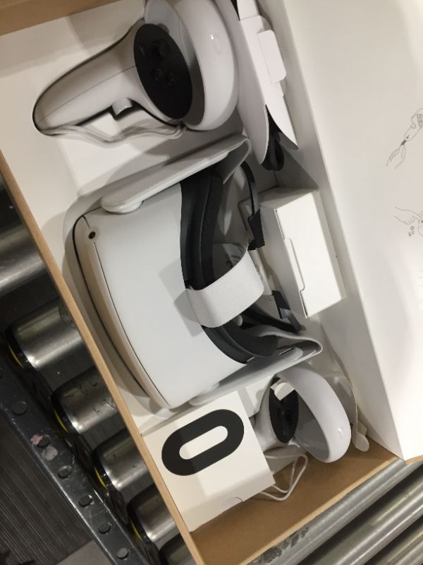 Photo 2 of Oculus Quest 2 - Advanced All-In-One Virtual Reality Headset - 128 GB