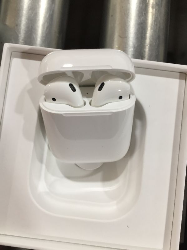 Photo 5 of Apple AirPods (2nd Generation)
