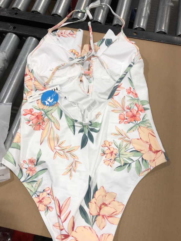 Photo 2 of 1 PIECE CUPSHE SWIMWEAR SIZE XL ( WHITE FLORAL ) OPEN BACK 