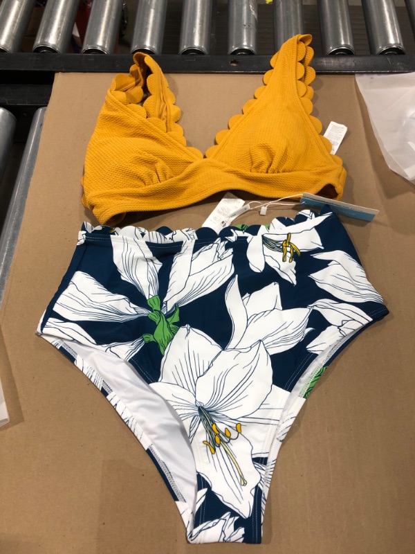 Photo 2 of Yellow And Floral V-Neck Scalloped Bikini SIZE M 
