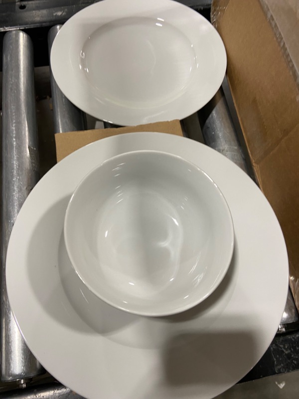 Photo 1 of 18pc Dinnerware Set