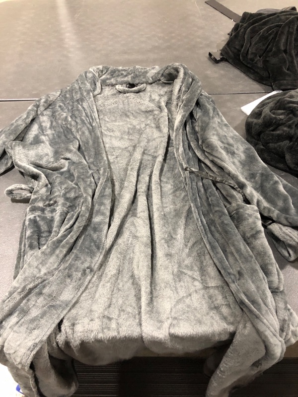 Photo 1 of PACK OF 2 -SILVER LILLY AND ROSS MICHAEL -RANDOM ROBES COLOR  AND RANDOM SIZES -SOLD AS IS !!!!!