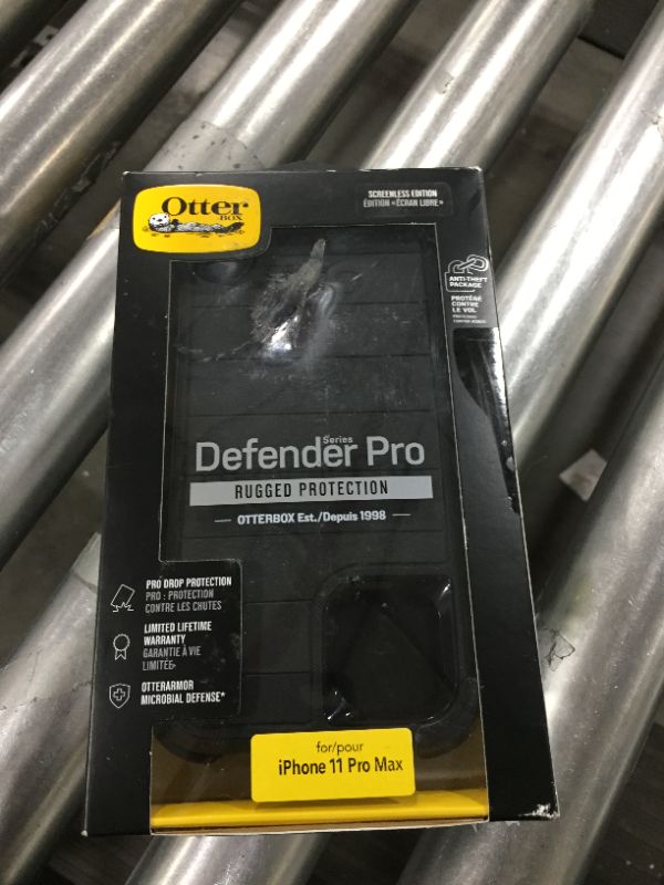 Photo 2 of otterbox defender rugged protection iphone 11 PRO MAX