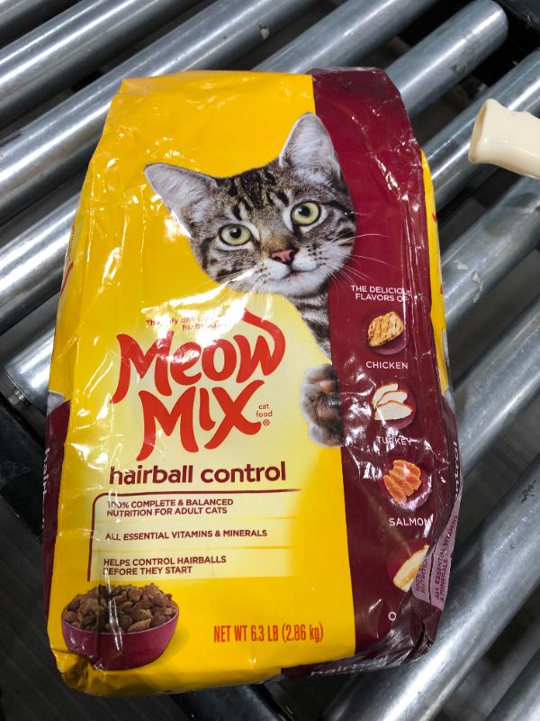 Photo 2 of 6.3 Lbs Meow Mix Hairball Control Dry Cat Food -
EXPIRES MARCH 10 2022