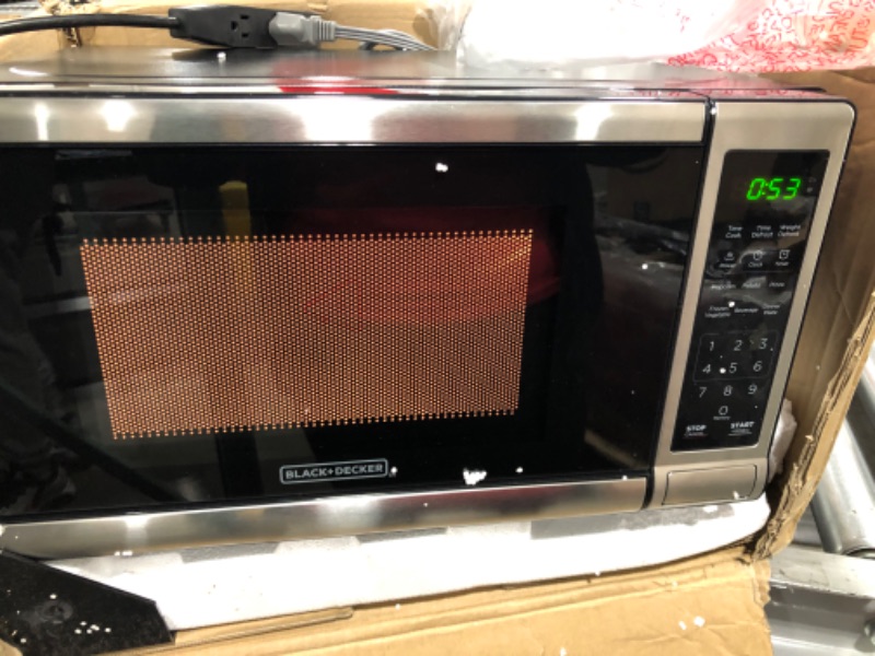 Photo 1 of black+decker em720cb7 digital microwave oven with turntable push-button door,child safety lock,700w, stainless steel, 0.7 cu.ft
