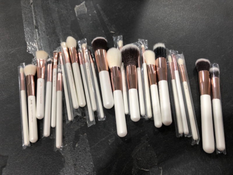 Photo 2 of Jessup Brand 25pcs Professional Makeup Brush set Beauty Cosmetic Foundation Power Blushes eyelashes Lipstick Natural-Synthetic Hair Brushes set (Pearl White/Rose Gold)
