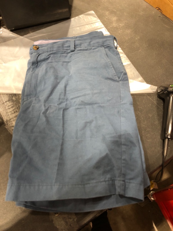 Photo 2 of Amazon Essentials Men's Shorts, size 42
