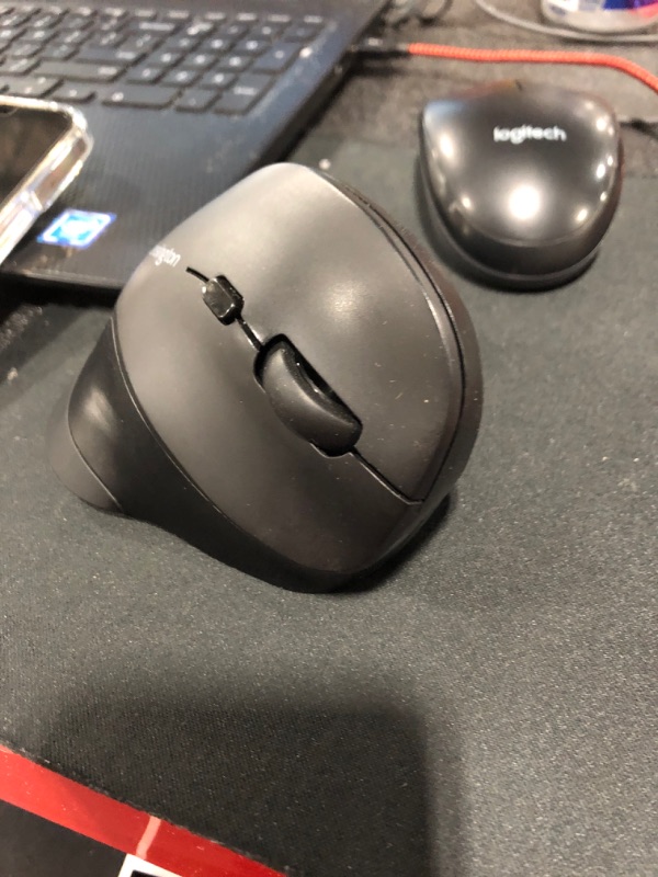 Photo 2 of Kensington Ergonomic Vertical Wireless Mouse (K75575WW)
