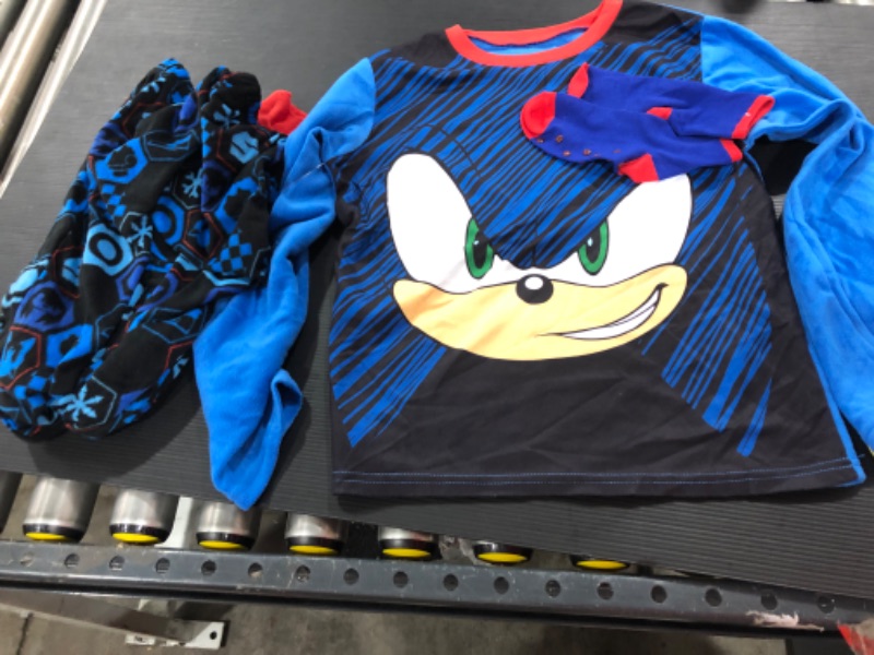 Photo 2 of Boys' Sonic the Hedgehog 3pc Cozy Pajama Set with Socks -
LARGE
