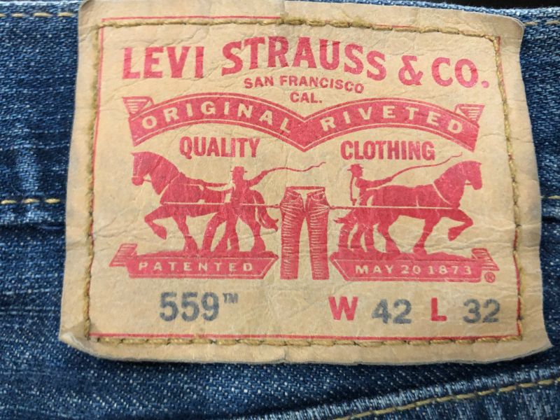 Photo 2 of Men's Levi Strauss Signature Blue Jeans Size 42 X 32 Button Zipper Closure
