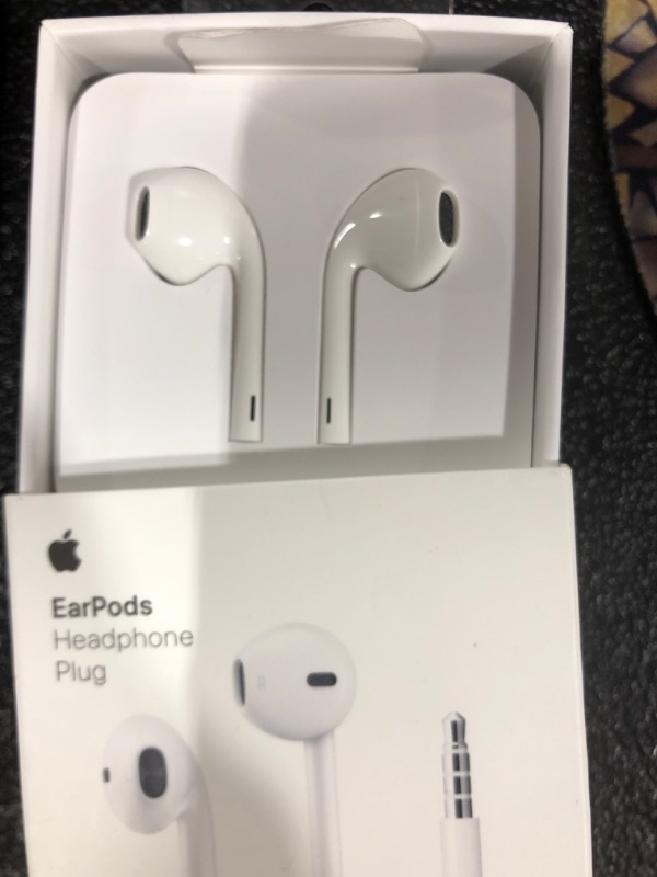 Photo 2 of Apple EarPods with 3.5mm Headphone Plug - White
