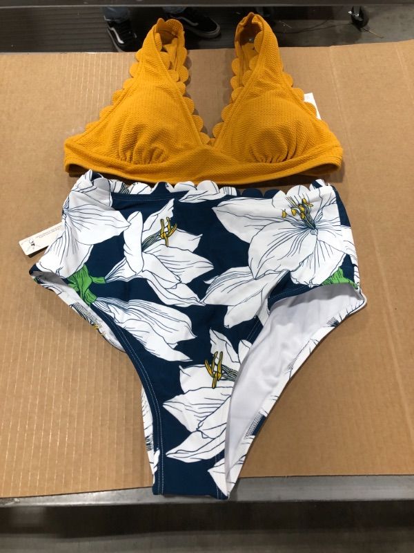 Photo 2 of Yellow And Floral V-Neck Scalloped Bikini (L)
