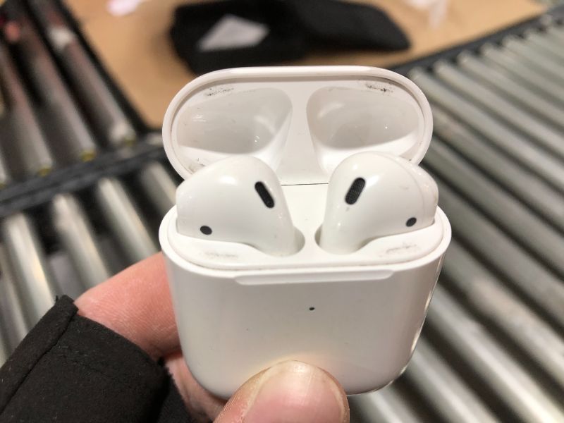 Photo 4 of APPLE AIRPODS WITH WIRELESS CHARGING CASE