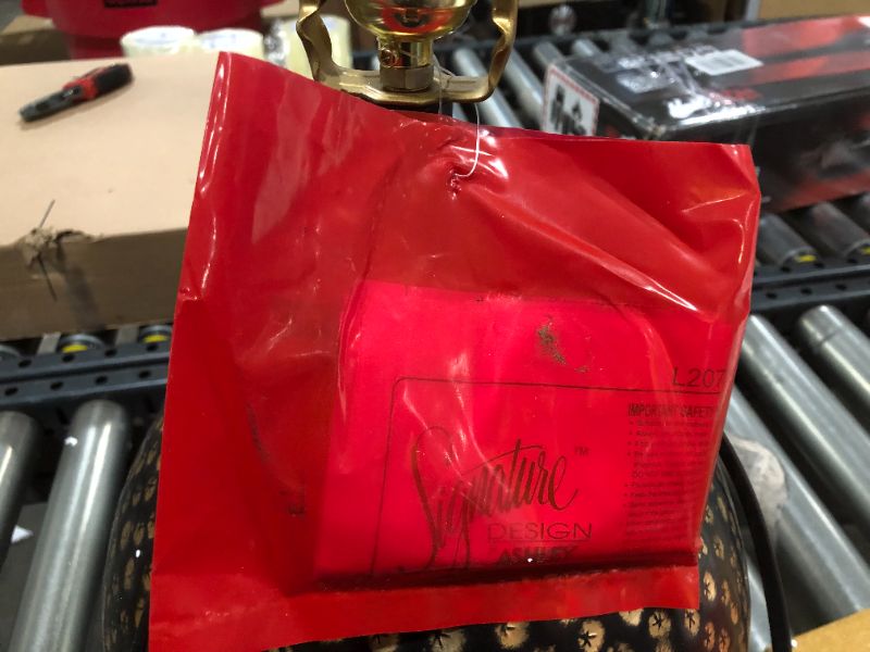 Photo 1 of ASHLEY FURNITURE Maire Table Lamp Item: L207294
