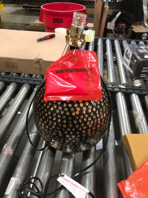 Photo 1 of ASHLEY FURNITURE Maire Table Lamp Item: L207294
