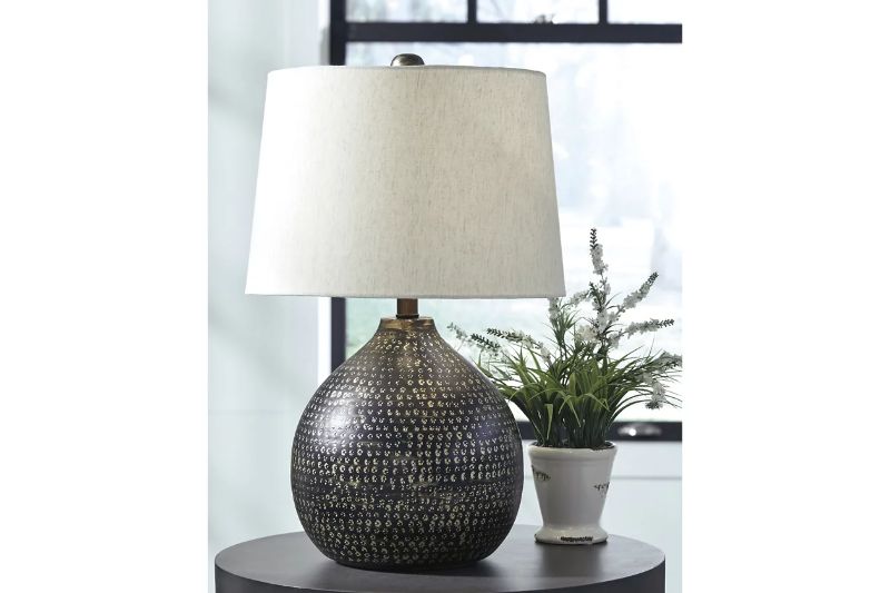 Photo 1 of ASHLEY FURNITURE Maire Table Lamp Item: L207294
