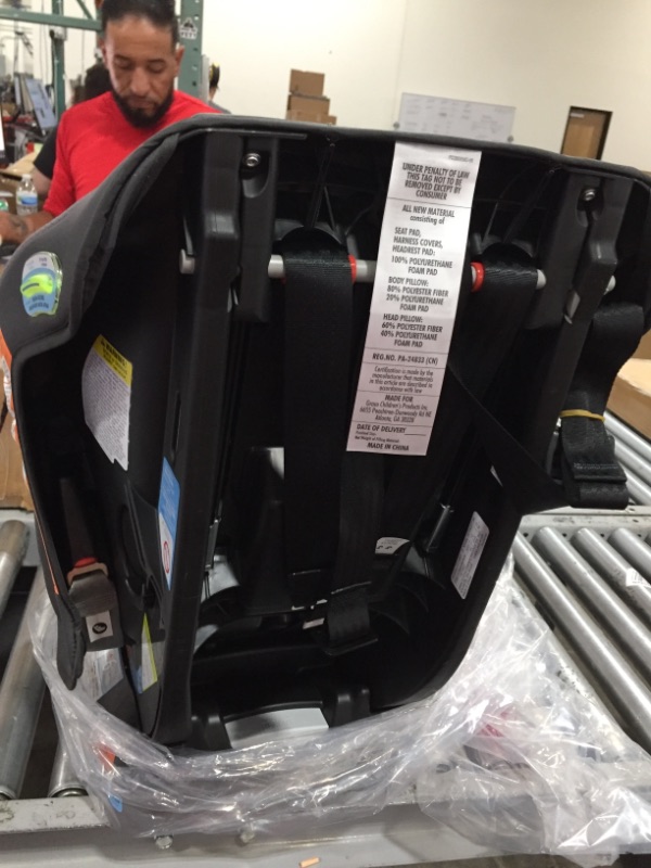 Photo 3 of Graco Extend2Fit 3-in-1 Convertible Car Seat

