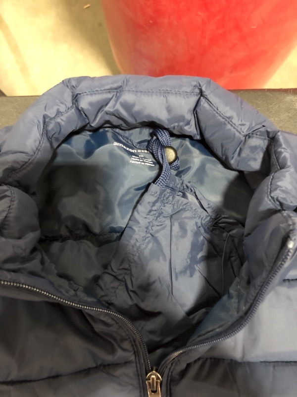 Photo 4 of Amazon Essentials Men's Lightweight Water-Resistant Packable Puffer Jacket
SIZE MEDIUM. NAVY BLUE.