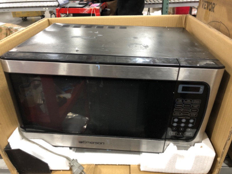 Photo 3 of Toshiba Em925a5a-ss Microwave Oven with Sound On/Off Eco Mode and LED Lighting, 0.9 Cu. ft, Stainless Steel