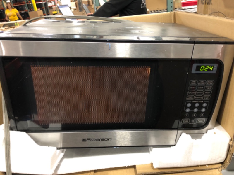 Photo 4 of Toshiba Em925a5a-ss Microwave Oven with Sound On/Off Eco Mode and LED Lighting, 0.9 Cu. ft, Stainless Steel