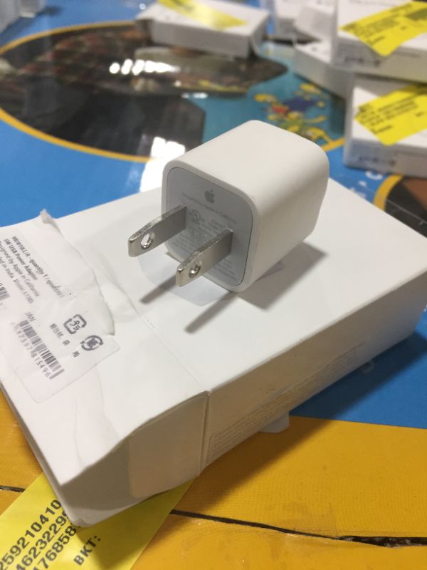 Photo 2 of Apple 5W USB Power Adapter
