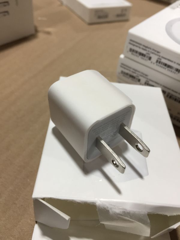 Photo 2 of Apple 5W USB Power Adapter

