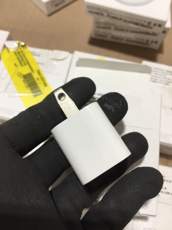 Photo 2 of Apple 5W USB Power Adapter
