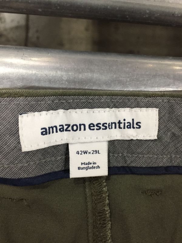 Photo 3 of Amazon Essentials Men's classic pants size 42wx29l
