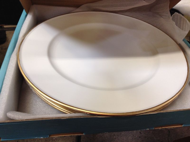 Photo 1 of 6 pack of white plates.