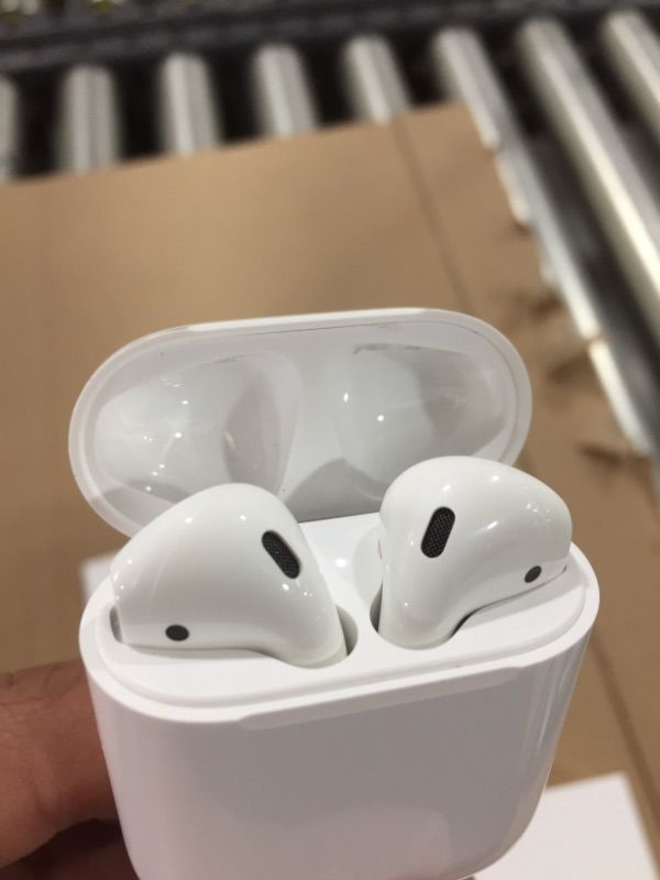 Photo 3 of Apple AirPods (2nd Generation)
