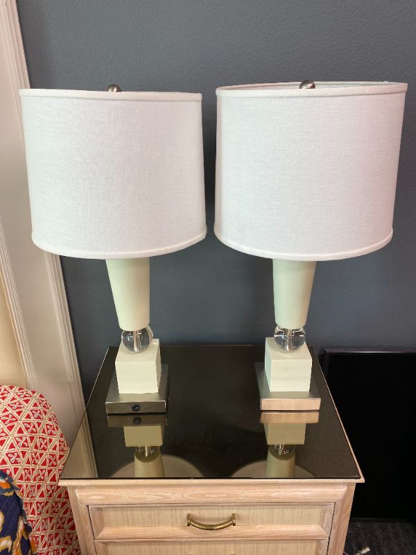 Photo 3 of DECORATIVE LARGE TABLE LAMP 31H INCHES WHITE AND GLASS FEATURES (Colors may Vary)
2pack
Normal Wear and Tear, Minor Scratches and scuffs, Dirty from previous usage, minor damage to the lampshade 
