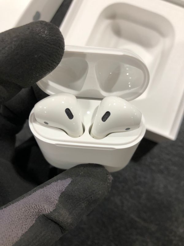 Photo 2 of Apple AirPods (2nd Generation)
