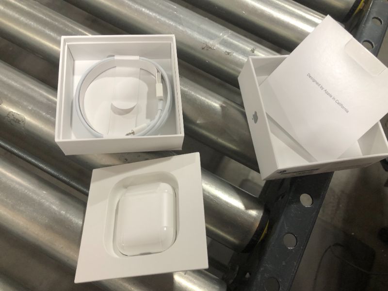 Photo 4 of Apple - AirPods with Charging Case (2nd generation) - White
