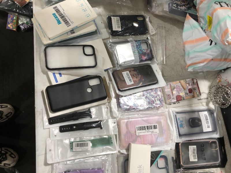 Photo 2 of miscellaneous bundle of items, electronic accessories 