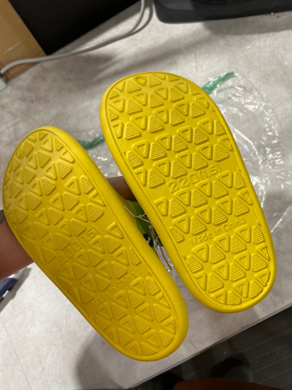 Photo 3 of Heren Unisex Slip on Sandals, Size 220 (1.5)