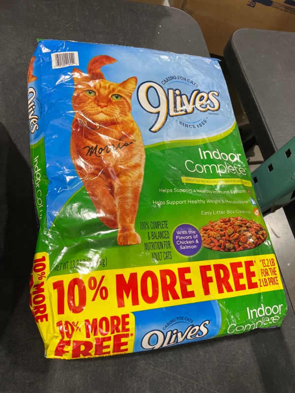 Photo 2 of 9 Lives Indoor Complete with Chicken & Salmon Flavor Dry Cat Food, 13.2-lb Bag EXP. 04 09 2022