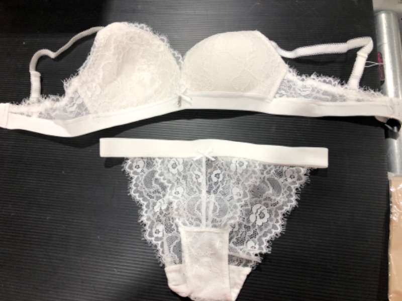 Photo 1 of WOMEN'S LINGERIE 
COLOR WHITE 
SIZE 34C