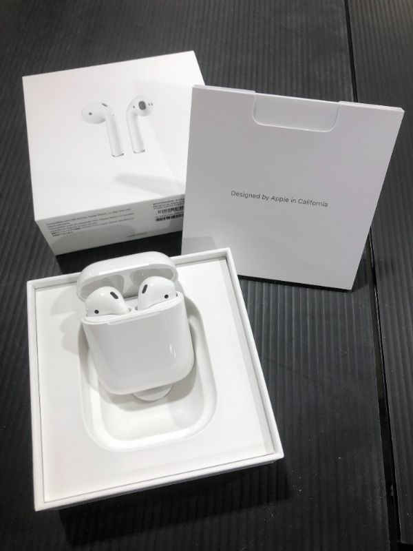 Photo 4 of Apple AirPods (2nd Generation)