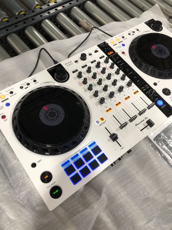 Photo 3 of Pioneer DJ DDJ-FLX6 4-deck Rekordbox and Serato DJ Controller - White
