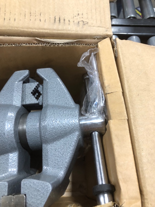 Photo 4 of "Wilton Tools 550P, Multi-Purpose Bench Vise, 5-1/2"" Jaw Width, 5"" Jaw Opening, 360° Rotating Head" (28824, 550P, 69999)
