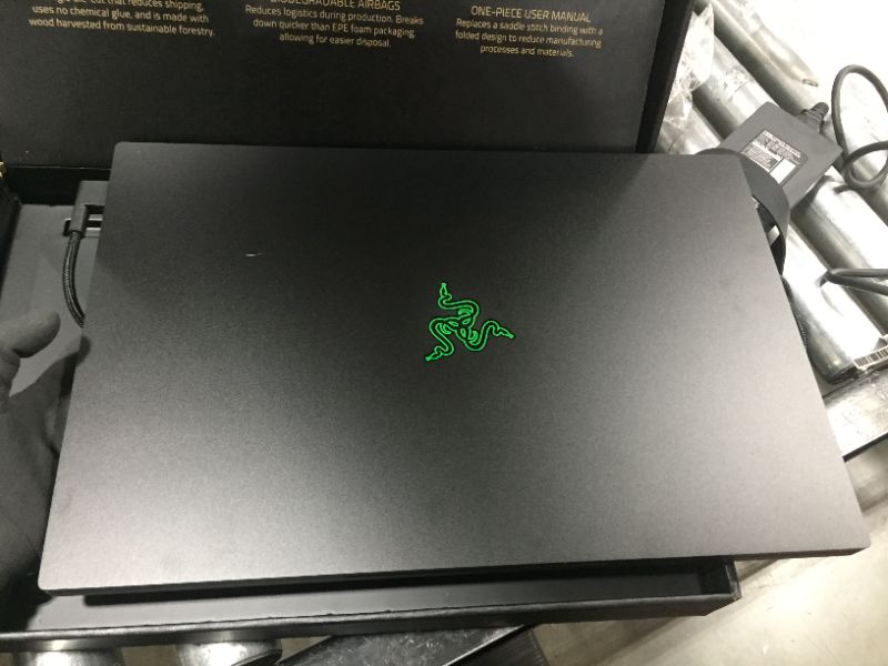 Photo 3 of Razer Blade 17 RZ09-0406AEC3-R3U1 Intel Core I7-11800H 16GB/1TB 17.3 Laptop
