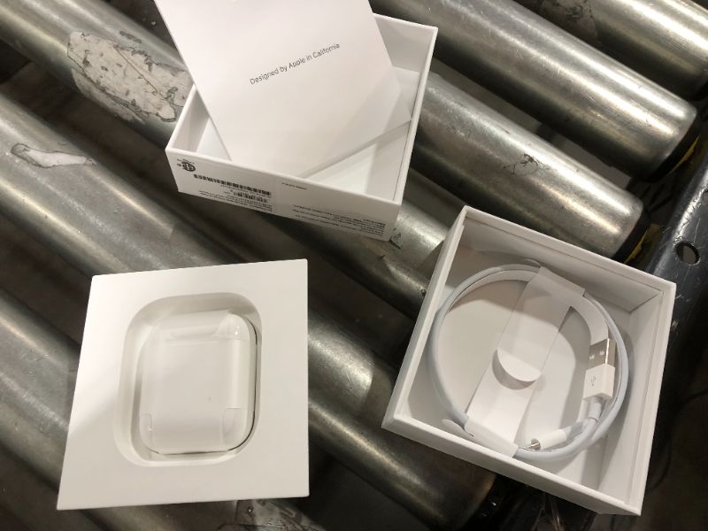 Photo 3 of Apple - AirPods with Charging Case (2nd generation) - White
