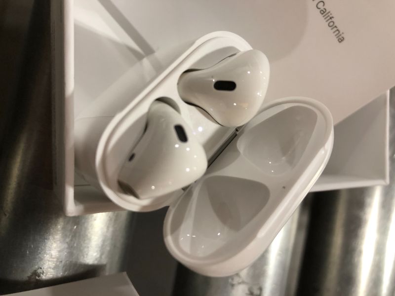 Photo 4 of Apple - AirPods with Charging Case (2nd generation) - White
