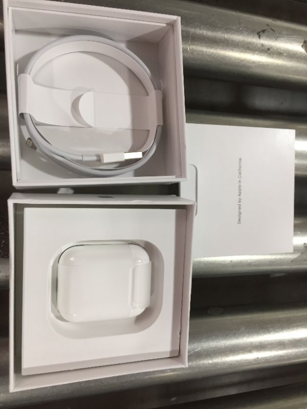 Photo 4 of Apple AirPods (2nd Generation)
