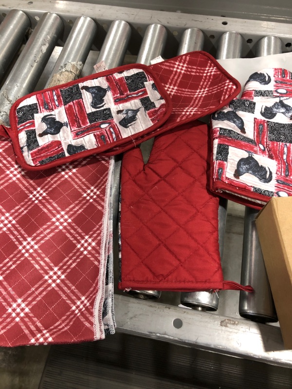 Photo 2 of 6 Pack Kitchen Set | 2 Oven Mitts and 2 Rectangular Pot holders of Quilted Lining with Cotton Wadding - 2 Dish Towels for Drying Dishes | Perfect for Gifting, Baking and Everyday Cooking (FC & BRC)
