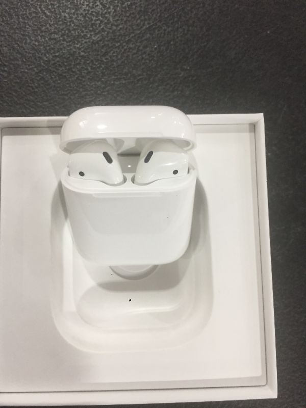 Photo 2 of Apple AirPods (2nd Generation)
