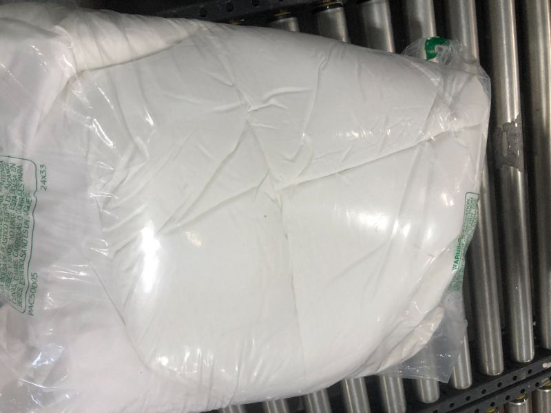 Photo 1 of White Comforter Blanket UNKNOWN SIZE