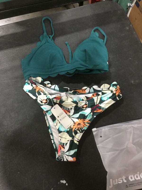 Photo 1 of Green Scalloped Edge V-Neck Printed Bottom Bikini
SIZE M