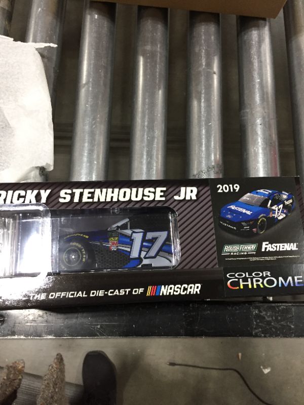 Photo 2 of Lionel Racing Ricky Stenhouse Jr 2019 Fastenal Patriotic 1:64 Nascar Diecast
